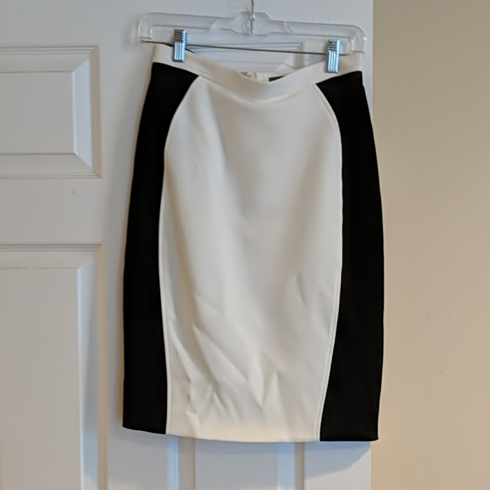 Atmosphere black and white skirt